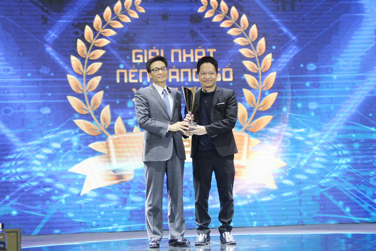 Phó Thủ tướng Vũ Đức Đam trao giải nhất ở hạng mục Nền tảng số xuất sắc cho Nền tảng quản trị và điều hành doanh nghiệp Base.vn.