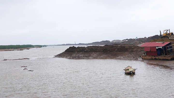 Cửa biển đoạn giao với sông Đáy.