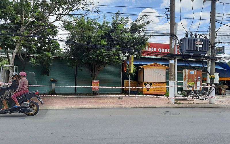 Phong tỏa điểm bán trà sữa của ca bệnh liên quan ổ dịch tại phường Tân Phước Khánh.