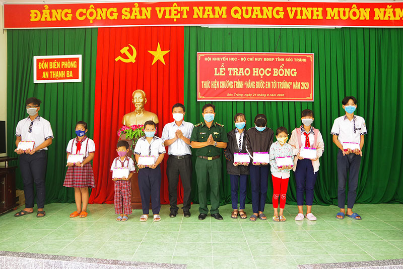 Đại diện Ban Chỉ huy Đồn Biên phòng An Thạnh Ba và lãnh đạo Chi nhánh Viettel Sóc Trăng trao học bổng cho các em học sinh. 