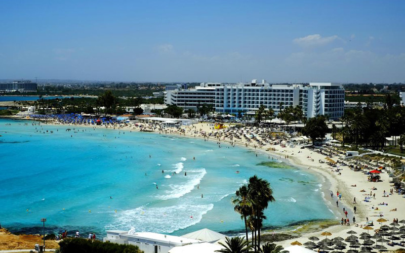 CH Síp yêu cầu du khách phải có xét nghiệm âm tính với Covid-19 có giá trị 72 giờ trước khi khởi hành đến nước này. (Ảnh: AP)