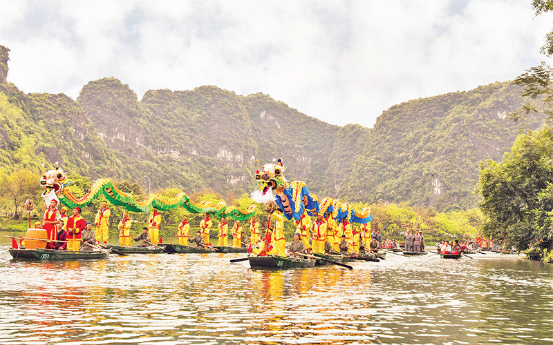 Múa rồng trong Lễ hội Tràng An thuộc Di sản Văn hóa và Thiên nhiên thế giới Tràng An (Ninh Bình). Ảnh: Trường Huy