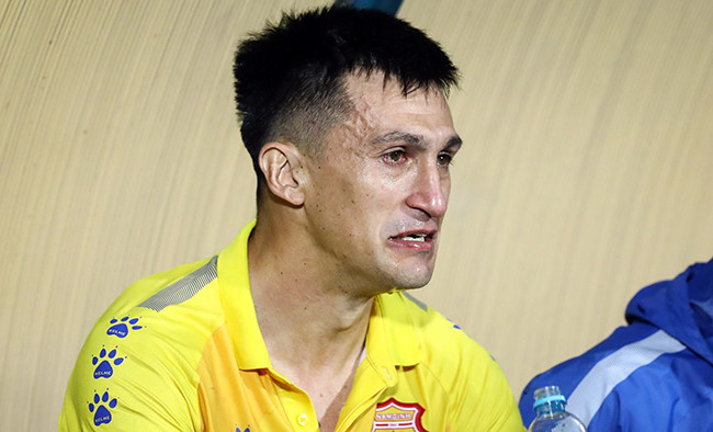 Đỗ Merlo bật khóc khi Nam Định để thua đầy tiếc nuối.