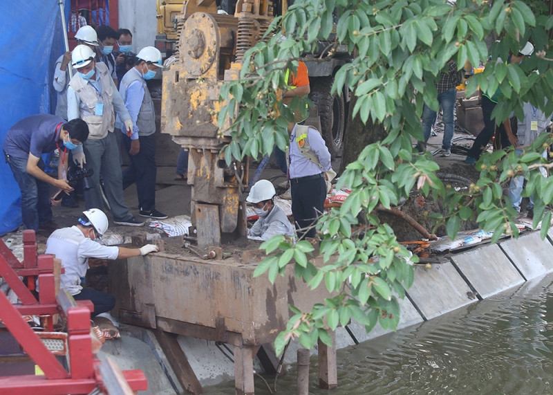 Khung cảnh buổi thi công khối cấu kiện cuối cùng tại khu vực cầu Thê Húc, sáng 20-8.