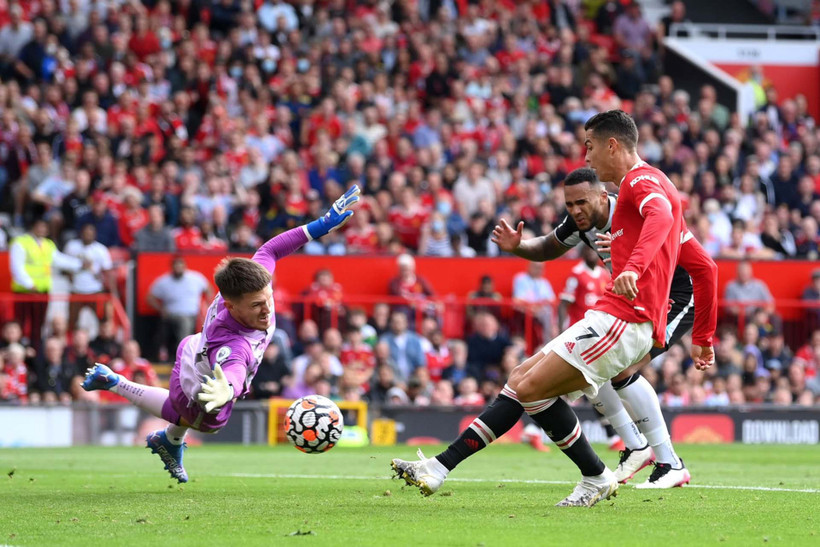 Ronaldo trong màu áo Quỷ đỏ. (Ảnh: UEFA)