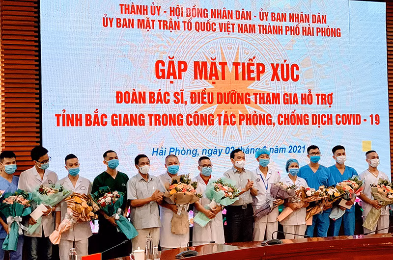 Quang cảnh lãnh đạo Thành ủy, HĐND, UBND, Ủy ban MTTQ Việt Nam TP Hải Phòng gặp mặt các y bác sĩ lên đường chi viện Bắc Giang.
