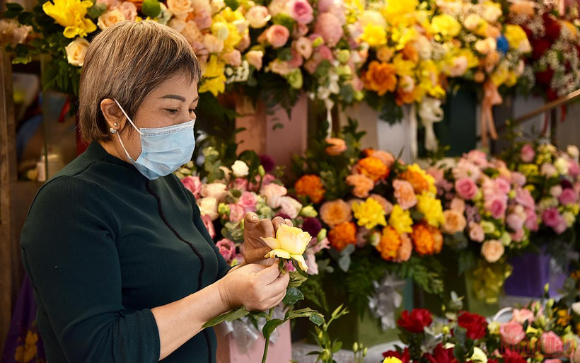 Chị Kim Anh, chủ một cửa hàng hoa trên phố Cầu Gỗ cho biết, giá hoa tại các cửa hàng chủ yếu dao động ở mức từ 300.000 - 1.000.000 đồng/bó tùy loại.