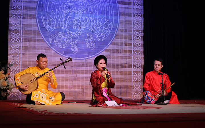 Các nghệ sĩ âm nhạc truyền thống trình diễn ngâm Kiều.
