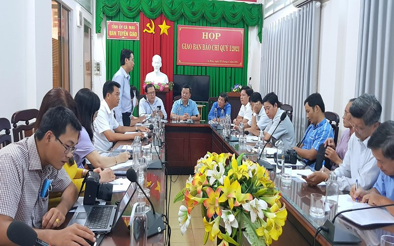 Họp giao ban báo chí chiều 23-4. 