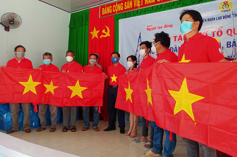 Đại diện ngư dân tỉnh Bến Tre nhận cờ Tổ quốc.