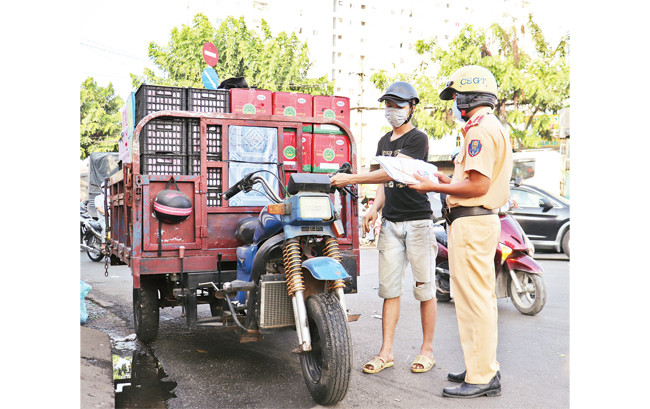 Một xe ba bánh tự chế dùng để chở hàng bị lực lượng Cảnh sát Giao thông kiểm tra, xử phạt.