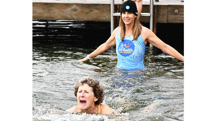 Các thành viên của CLB Bluetits Chill Swimmers bơi trong nước lạnh. Ảnh: MASSILLON INDEPENDENT