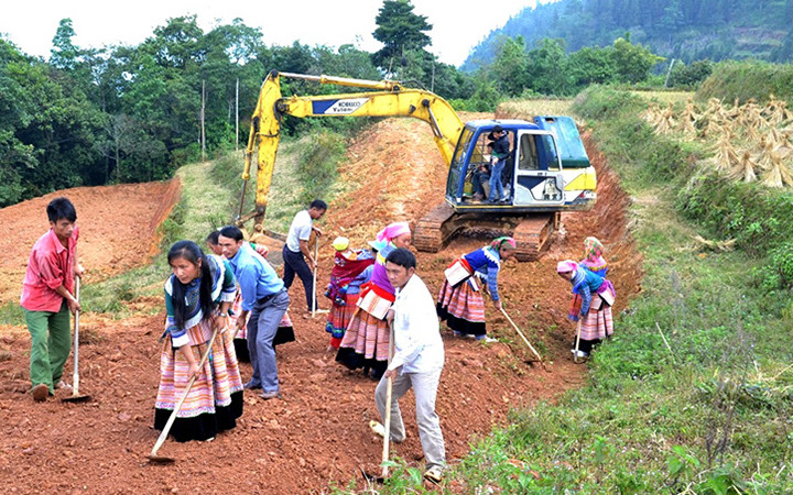 Mở đường giao thông nông thôn ở huyện miền núi Si Ma Cai, Lào Cai (Ảnh: Quốc Hồng).