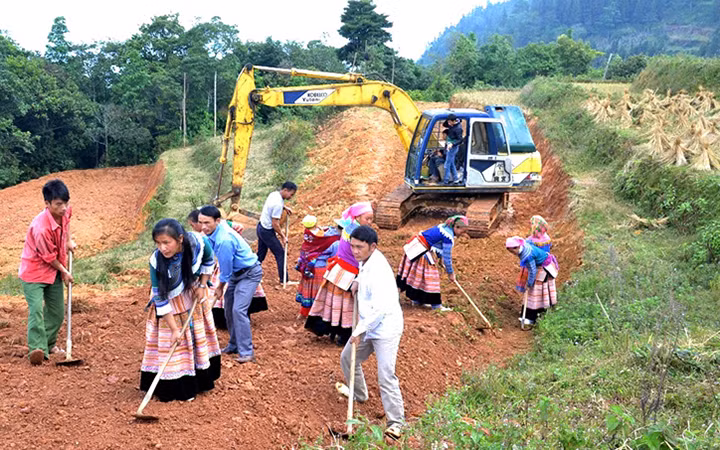 Mở đường giao thông nông thôn ở huyện miền núi Si Ma Cai, Lào Cai (Ảnh: Quốc Hồng).