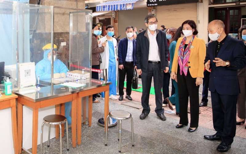 Phó Bí thư Thường trực Thành ủy Hà Nội Nguyễn Thị Tuyến kiểm tra công tác phòng, chống dịch Covid-19 tại quận Ba Đình (Hà Nội). (Ảnh: Quang Thái)