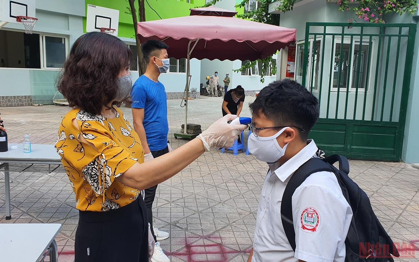 Học sinh Hà Nội thực hiện nghiêm 5K khi tới trường.