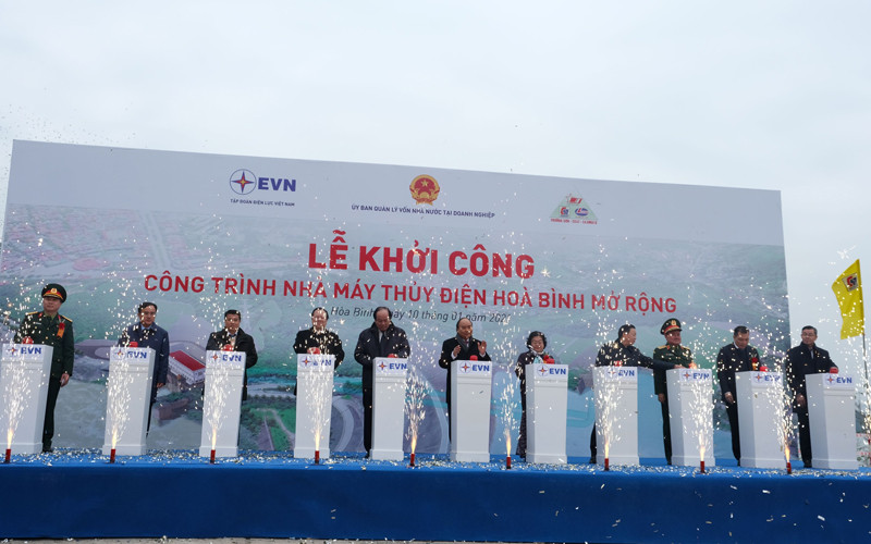 Thủ tướng Chính phủ Nguyễn Xuân Phúc (đứng giữa) cùng các đại biểu tham gia nghi thức khởi công công trình.