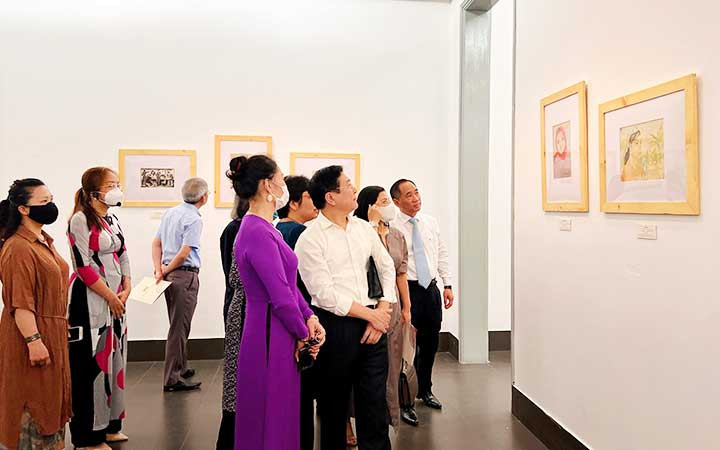 Khách tham quan triển lãm “Ký họa kháng chiến miền nam” tại Bảo tàng Mỹ thuật Việt Nam. (Ảnh: HẢI LÂM)