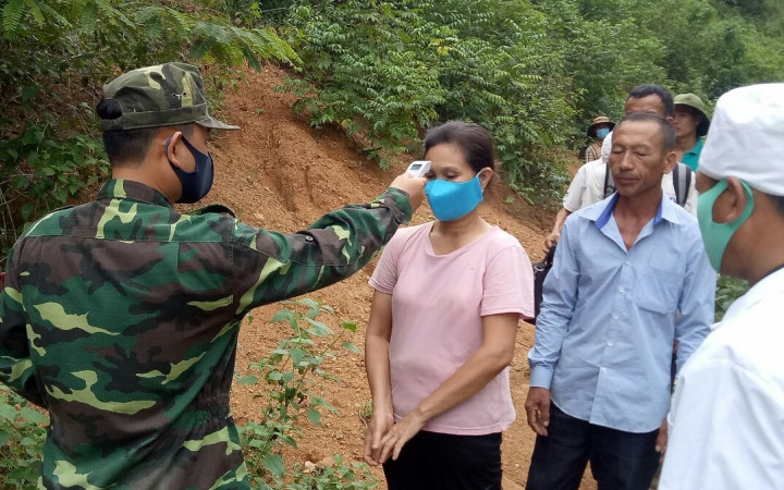 Chốt BĐBP kiểm tra y tế đối với những người nhập cảnh trái phép.