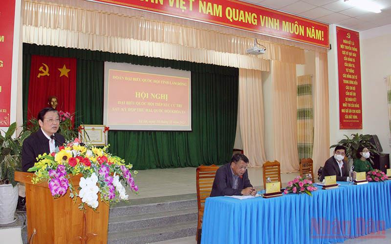 Đồng chí Phan Đình Trạc phát biểu ý kiến tại buổi tiếp xúc cử tri.