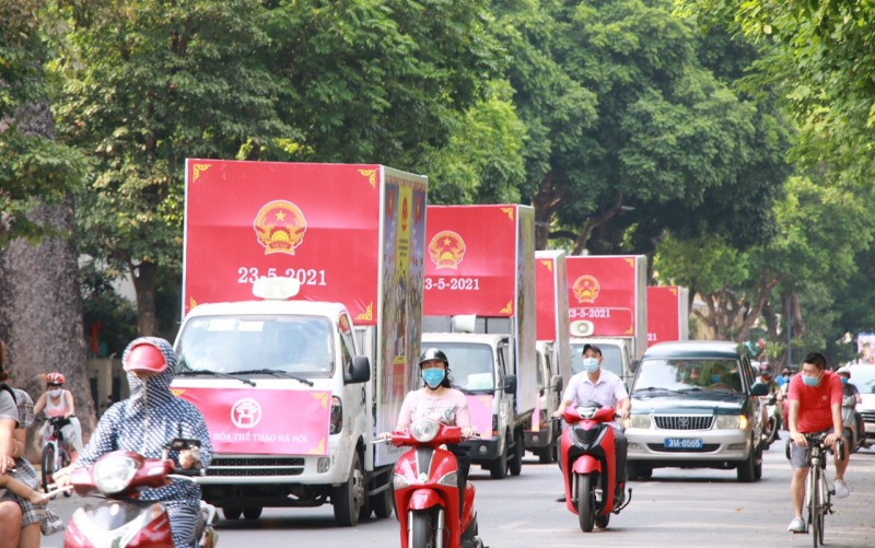 Đoàn xe lưu động tuyên truyền về bầu cử diễu hành trên các tuyến phố của Thủ đô.