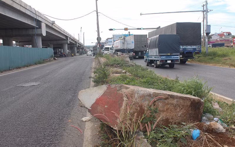 Mất an toàn do thi công tại nút giao thông Dầu Giây.