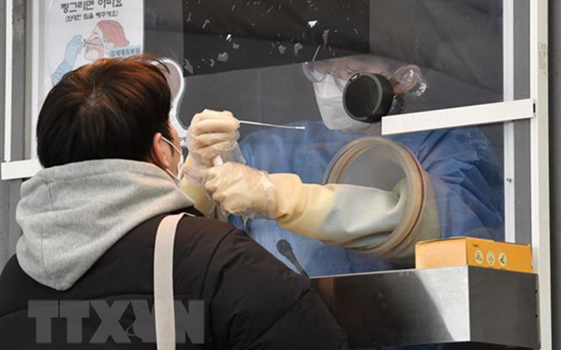 Một điểm xét nghiệm Covid-19 ở Seoul, Hàn Quốc. (Ảnh: AFP/TTXVN)