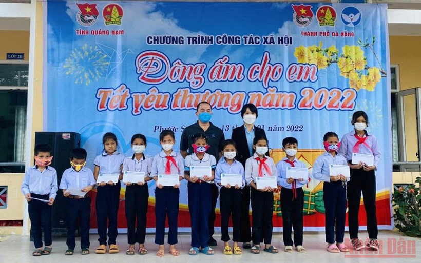 Tặng quà cho thiếu nhi khó khăn huyện Phước Sơn.