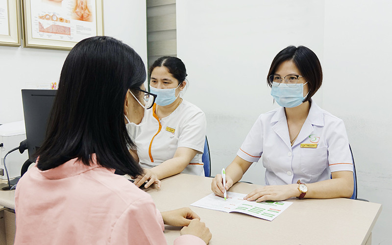 ThS, BS Trịnh Thị Thúy, chuyên khoa sản phụ khoa đang thăm khám cho bệnh nhân.