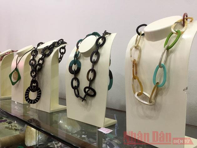 Sản phẩm thủ công mỹ nghệ Việt Nam thiết kế theo đơn đặt hàng của Hermes được trưng bày tại gian hàng giới thiệu sản phẩm của một doanh nghiệp ởl àng nghề sừng Thụy Ứng, Thường Tín, Hà Nội