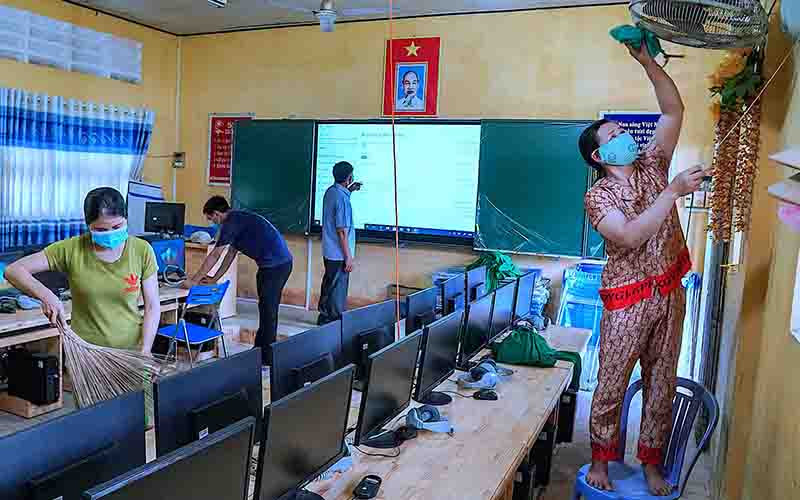 Cán bộ, giáo viên Trường Tiểu học 1 Khánh Bình Tây Bắc, huyện Trần Văn Thời vệ sinh trang thiết bị giảng dạy. 