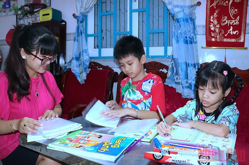 Phụ huynh phường 4 (TP Cà Mau) ôn tập kiến thức để con mình tự tin vào mùa tựu trường mới sắp diễn ra.