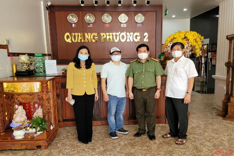 Đại tá Đinh Văn Nơi cùng đoàn công tác khảo sát khách s Quang Phương 2. 