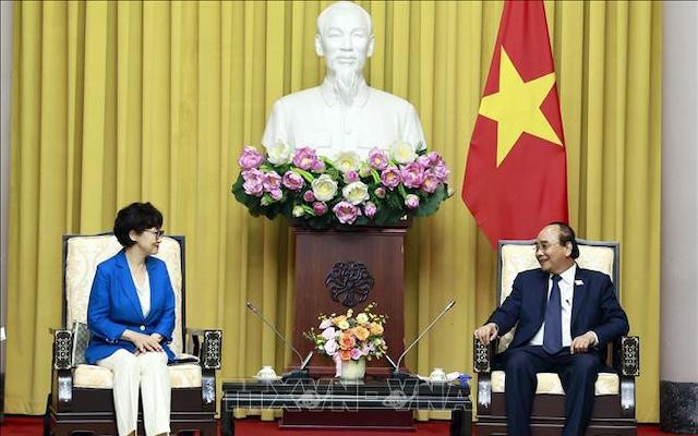 Chủ tịch nước Nguyễn Xuân Phúc tiếp Chủ tịch Hội Người Hàn Quốc tại Việt Nam Chang Eun Sook. (Ảnh: Thống Nhất/TTXVN)