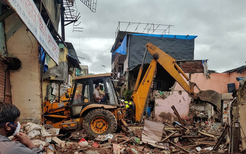 Hiện trường vụ sập nhà tại Mumbai, Ấn Độ, tối 9-6. (Ảnh: Reuters)