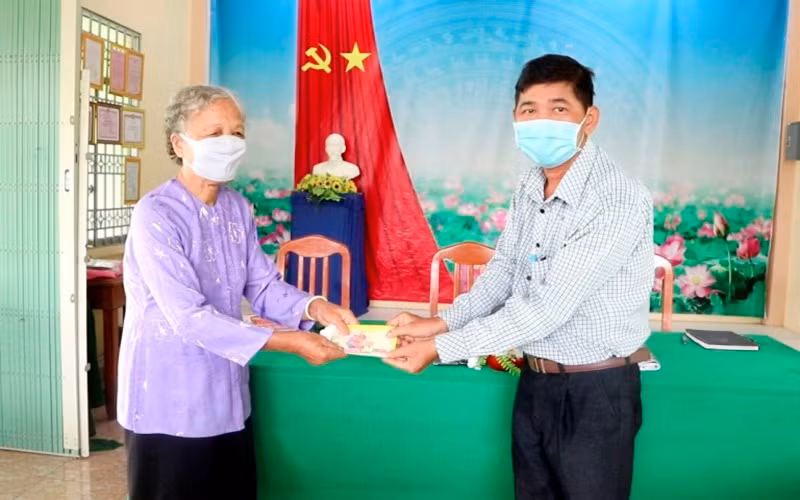 Cụ Nguyễn Thị Châu ủng hộ tiền dành dụm từ lương hưu cho Quỹ phòng, chống dịch bệnh Covid-19.