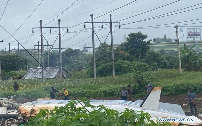 Hiện trường vụ rơi máy bay tại TP Pyin Oo Lwin, vùng Mandalay, Myanmar. (Ảnh: Tân Hoa xã)