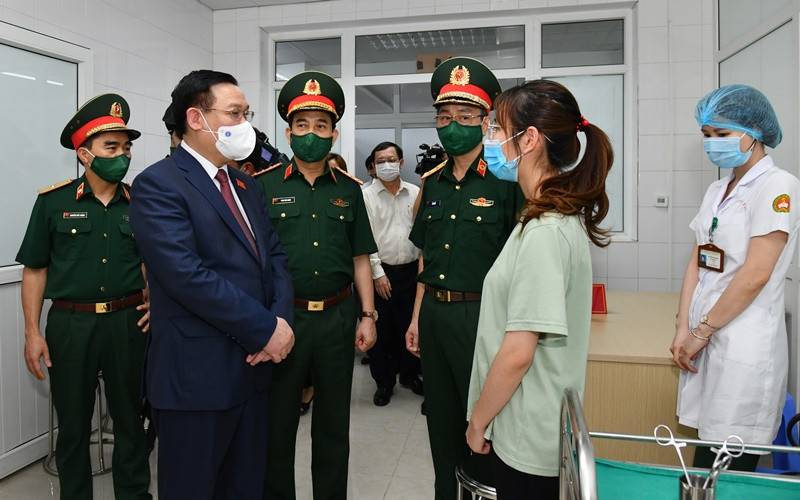 Chủ tịch Quốc hội Vương Đình Huệ thăm hỏi, động viên người tình nguyện tham gia thử nghiệm lâm sàng vaccine Nano Covax tại Viện Nghiên cứu Y dược học quân sự. (Ảnh: Duy Linh)