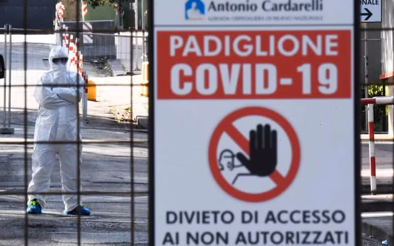 Biển cảnh báo tại Bệnh viện Cardarelli (Naples, Italy). (Ảnh: EPA)