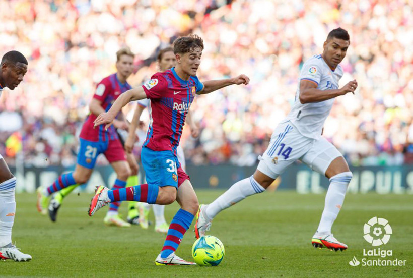 Gavi nỗ lực rê bóng trong vòng vây 2 cầu thủ Real Madrid. (Ảnh: LaLiga)