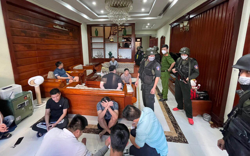 Các đối tượng cùng tang vật trong đường dây đánh bạc.