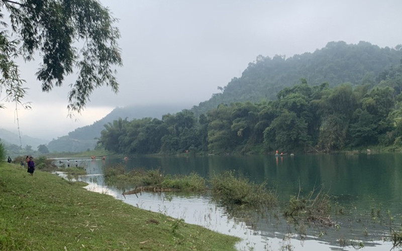 Khu vực xảy ra vụ lật thuyền trên sông Gâm, thị trấn Yên Phú, huyện Bắc Mê khiến 4 học sinh mất tích. 