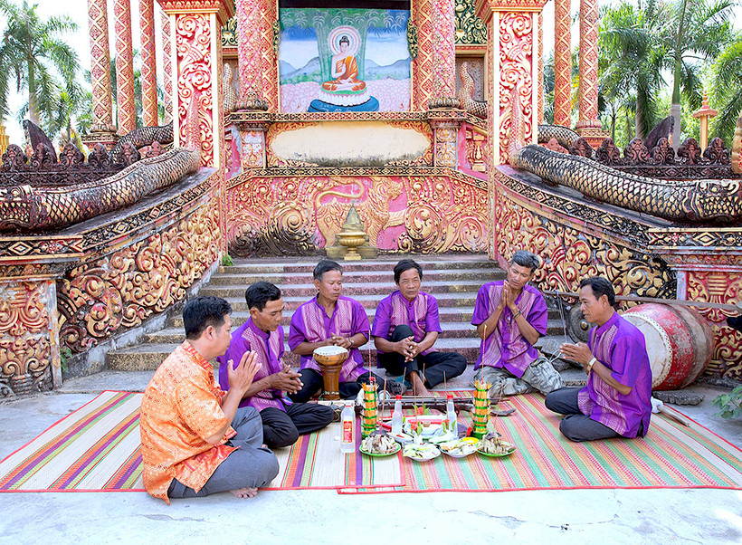 Biểu diễn Nghệ thuật nhạc trống lớn của dân tộc Khmer huyện Thới Bình, tỉnh Cà Mau.