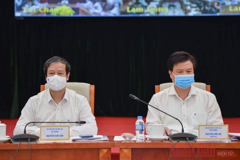 Bộ trưởng GD-ĐT Nguyễn Kim Sơn, Thứ trưởng GD-ĐT Nguyễn Hữu Độ lắng nghe đề xuất các đơn vi tại Hội nghị trực tuyến thi tốt nghiệp THPT 2021, sáng 27-5. Ảnh: QUÝ TÙNG