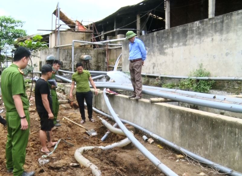 Lực lượng chức năng phát lộ hệ thống ống lấy nước thô sản xuất, đồng thời “bí mật” xả thải của HTX Hà Long.