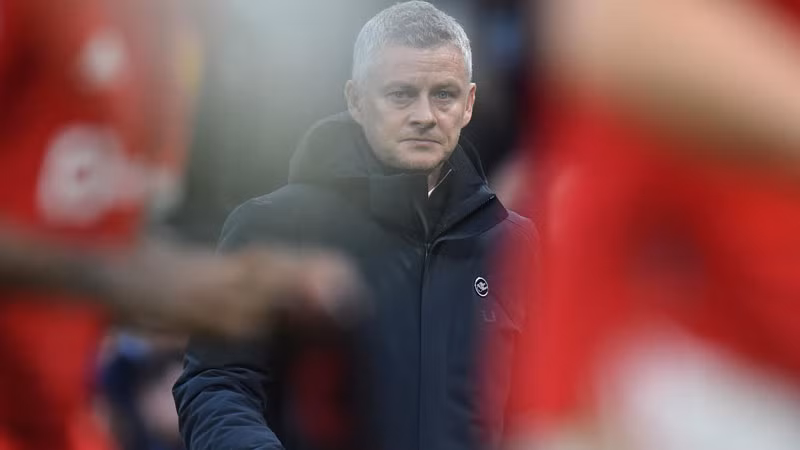 Solskjaer mờ nhạt trong các thất bại ngày một nhiều của MU. (Ảnh: SkySports) 