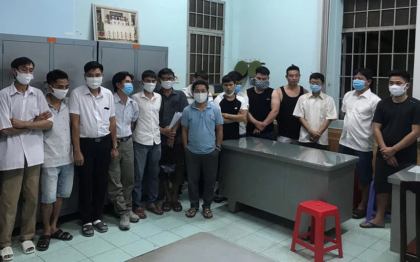 Các đối tượng bị đưa về trụ sở công an để lập biên bản xử lý.