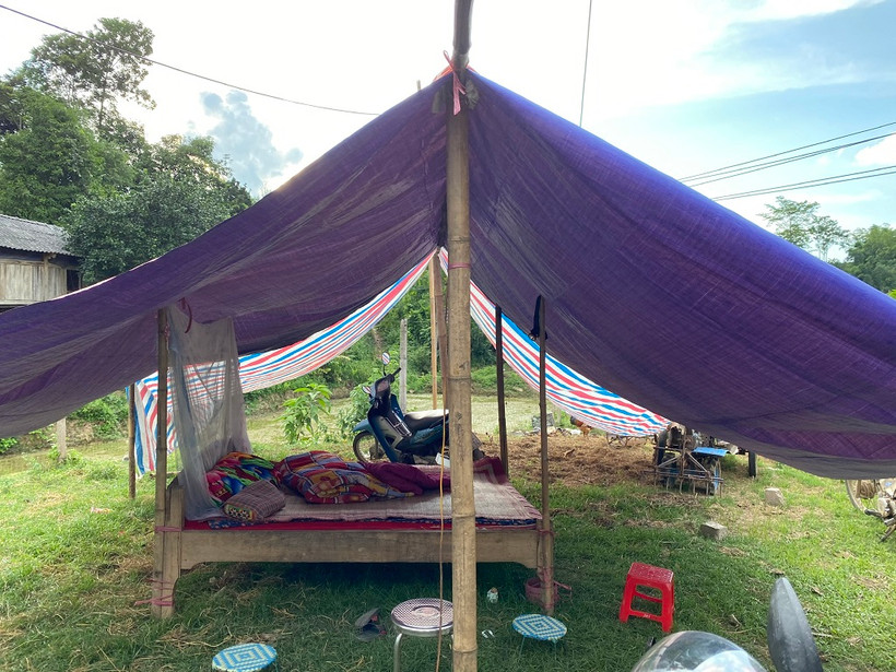 Một số hộ dân ở Mộc Châu do lo sợ động đất đã dựng lều tạm cạnh nhà để ở. Ảnh: Cục Ứng phó và Khắc phục hậu quả thiên tai.