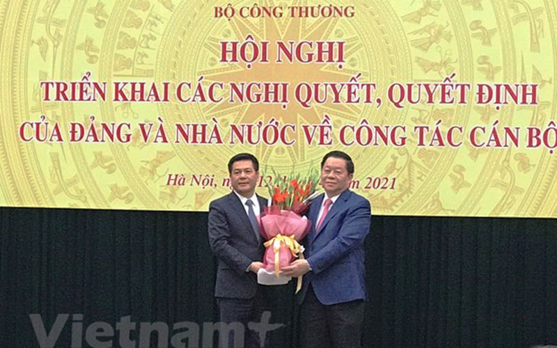 Bí thư Trung ương Đảng, Trưởng Ban Tuyên giáo Trung ương Nguyễn Trọng Nghĩa tặng hoa và chúc mừng tân Bộ trưởng Bộ Công thương Nguyễn Hồng Diên. (Ảnh: Vietnam+)