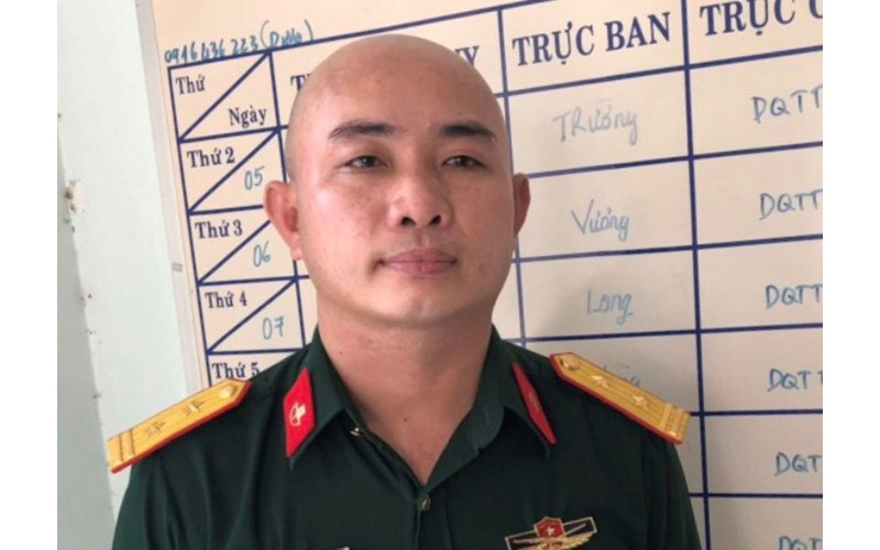 Đối tượng Văn Đức Hùng giả mạo trung tá quân đội để qua chốt kiểm soát. (Ảnh Công an cung cấp)